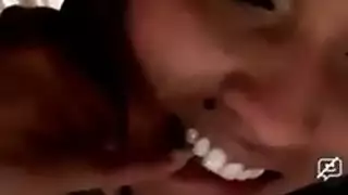 ذات وشوم ومفلسة، تفتح شفتيها لعرض إباحي مثير