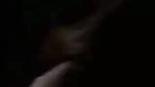 المرءة تنزع ملابس صديقتها