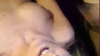 طالبات سمراوات تشاركن قضيبًا ضخمًا في مشهد صريح