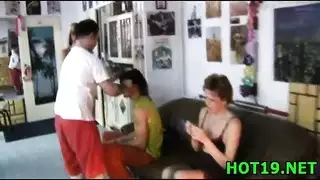 رجل محظوظ يستخدمه مجموعة من العاهرات في الغرفة