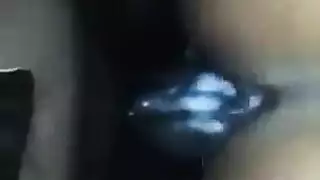 الجميلة الداكنة تجبر فتحة ضيقتها على الاتساع بجنس عنيف