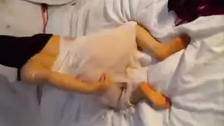 بنت تتفرج الاباحيه في الجوال