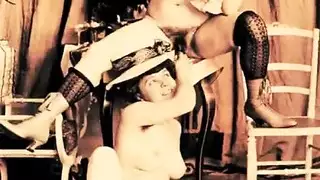 محجبة ومستعدة: موظفة مصرية تأخذ زبًا قاسيًا في فمها