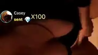 فتاة سمراء تفتح فرجها للرجل الجديد بجوارها