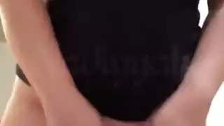 فتاة عربية عديمة المال تكشف عن أثدائها وتدلك كسي الكثيف