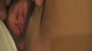 امرأة ناضجة ساخنة تأخذ قضيباً سميكاً في الداخل بعمق