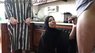 زوجة عربية ساخنة تتمدد بواسطة قضيب عملاق بينما الزوج يصور