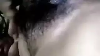 الآسيوية المشاغبة تجعل قضيب أبيها الصلب مبللاً ثم تركبه بشكل عكسي