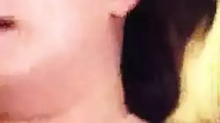 سحاقيات آسيويات صارمات في تنانير قصيرة يداعبن مهبلات مبللة من خلال السراويل الداخلية