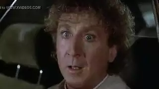 شقراء حمراء مشوية تتلقى قضيباً في فتحتيها