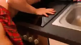 جنس عنيف في الزنزانة: مراهقة مقيدة ومكممة وتمارس الجنس بعنف