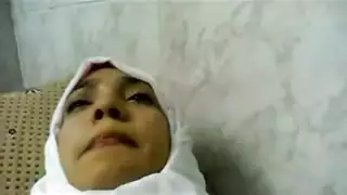 قحبة تتناك و هي توحوح بقوة و قد التهبت فيها الشهوة حين دخل الزب الغليظ في كسها