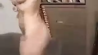 شقراء مرنة بمؤخرة ممتلئة تُدك بقوة في العمل