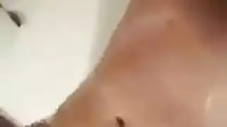 شقراء مبللة تستمني فرجها الضيق بلعبة