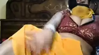 سيدة منهارة تمنح متعة شرجية لكل رفاق الشرب