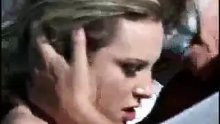 عاهرة شقراء ترتدي حزام الرباط تتلقى السائل المنوي على جواربها