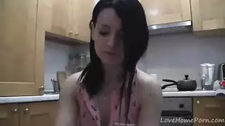 ممارسة الجنس الفموي مع إلهة مراهقة رائعة في السرير